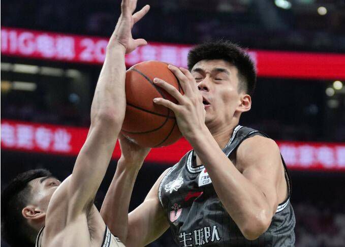 林见捷的《家庭简史》通过一个少年意外闯入三口之家的故事，描绘中产家庭的内部裂痕、父母教育的问题、教育资源的竞争、孩子成长的创伤、阶层跃升的焦虑等，揭开了中国家庭隐秘的伤痛。