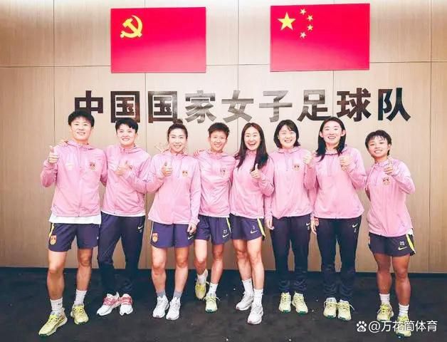 巨石强森秀《黑亚当》训练照 体重超250斤 2020-12-14 12月13日，巨石强森晒出一张自己身着“黑亚当”短袖T恤的训练照，为新片造势。
