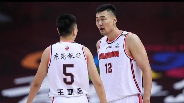 杨幂赶赴纽约时装周 眼戴炫彩墨镜频低头玩手机 2013-09-10 9日在上海，杨幂一大早现身机场赶赴纽约出席时装周活动。