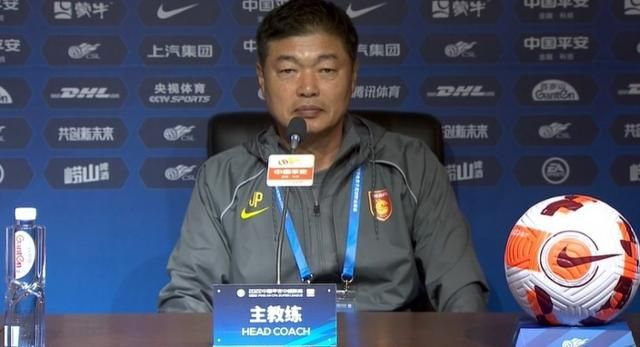当天，小11身穿橄榄绿色短裙热辣亮相。
