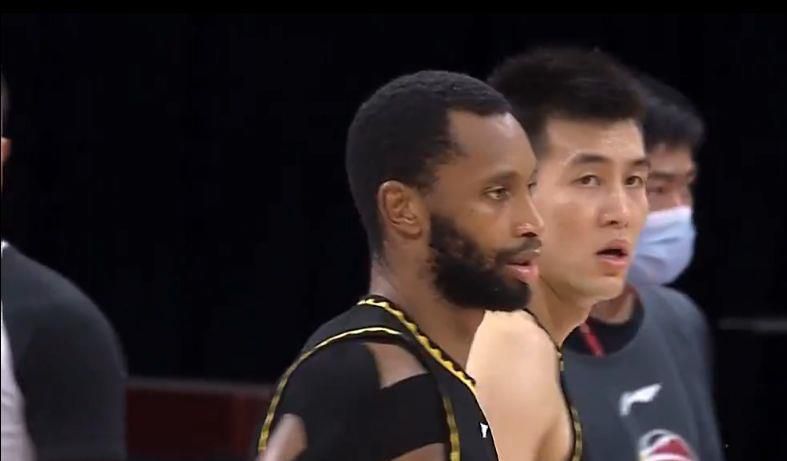 这个“名字与脸一般长”的男人顶着一头英式标准的卷发、碧蓝的眼眸中透露深邃的睿智。