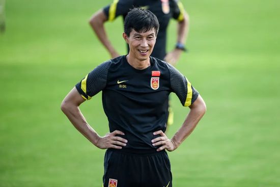 如果说你是一个市井小狐狸，你一定不会说“驼峰”这个词，所以我们录的时候就觉得这个词太“文”了，想了半天，后来我们决定用“鼓包”这个词，这个梗就出来了，笑点也出来了，更符合这个人设。