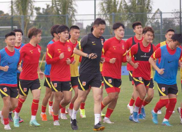 刘亦菲不惧宋承宪吃醋 获男友人贴心披围肩甜笑 2015-11-30 近日刘亦菲出席某活动台下与人热聊。