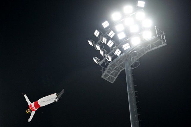 中国与哈萨克斯坦、吉尔吉斯斯坦、塔吉克斯坦、土库曼斯坦、乌兹别克斯坦这中亚五国山水相连，共同边界线绵延约3300公里，自建交30余年来，在政治、经济、安全及人文交流等各领域合作持续深化，取得了丰硕成果。