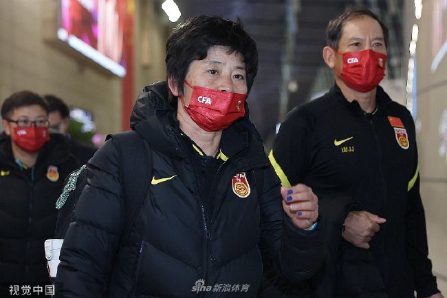 ”离开《天桥》后，安迪在报社兢兢业业，成为首屈一指的知名记者，却在事业高峰期遭遇裁员。