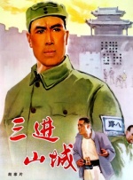路透照中，二人从房车中不断搬运着物品，海王提着一个粉色的露营保温箱引发了关注。