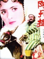 美国乡村小天后泰勒·斯威夫特身穿一袭墨绿铆钉短裙甜美现身，可爱中不失叛逆范儿，在现场积极为两旁的粉丝签名合影毫无明星架子 泰勒·斯威夫特穿白色T恤露美腿 桑德卖力助阵 2014-02-12 伦敦当地时间2月10日，美国乡村天后泰勒·斯威夫特伦敦演唱会如约而至，泰勒现场卖力演出，劲歌热舞不断，身穿白色T恤露纤细美腿，与英国女歌手艾梅丽·桑德疯狂对唱，气氛high到极点。