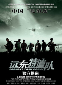 她们彼此扶持，有人晕倒，旁人立刻放下自己的孩子上前搀扶；