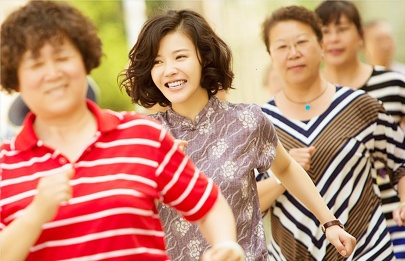 ，目前影片正在英国紧张拍摄，8月22日《银河护卫队》传出新消息，片中的小英雄火箭浣熊这一角色将由布莱德利·库珀进行配音。